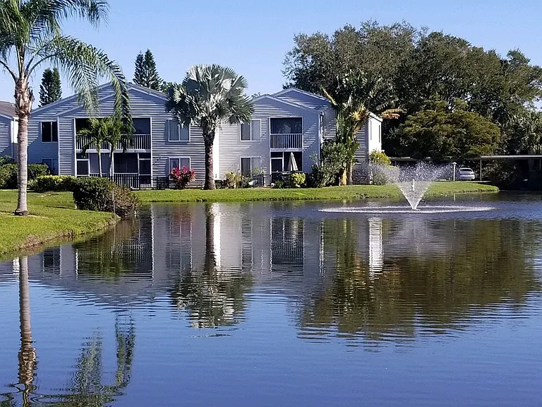 Aaron Lake Apartments — Photo 36