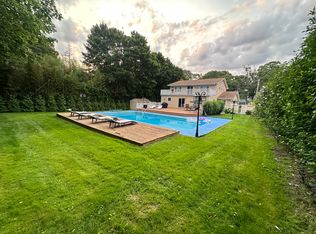 4 Lynncliff Rd, Hampton Bays, NY 11946