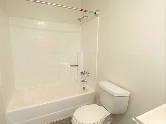 5th image of 637 S McDonnell Ave #F