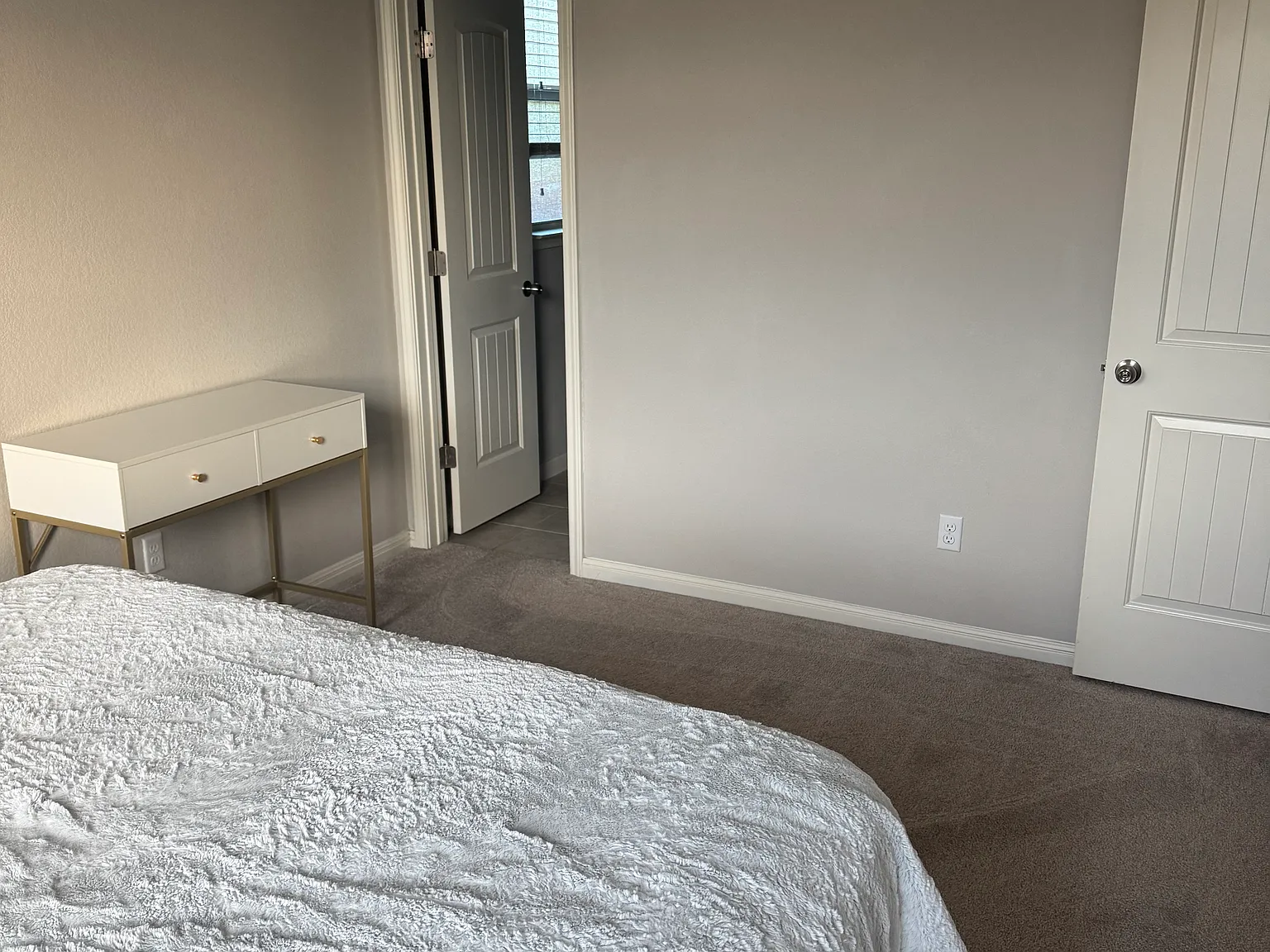 3 bed, 1100 sqft, $850 — Photo 3