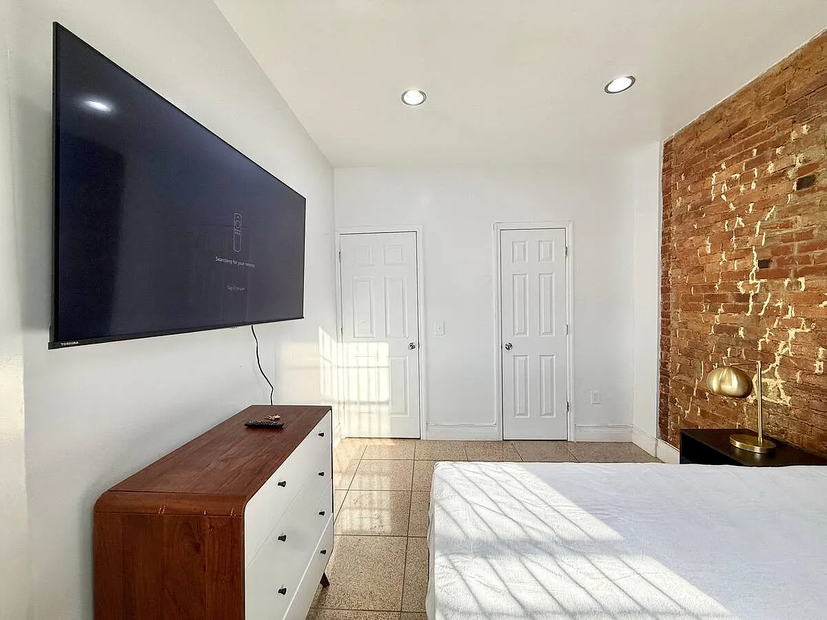 3 bed, 1.5 bath, $1,350 — Photo 2