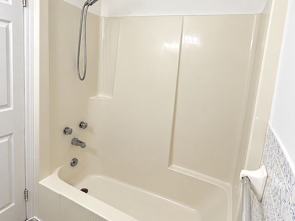 4th image of 323 Monroe St #2