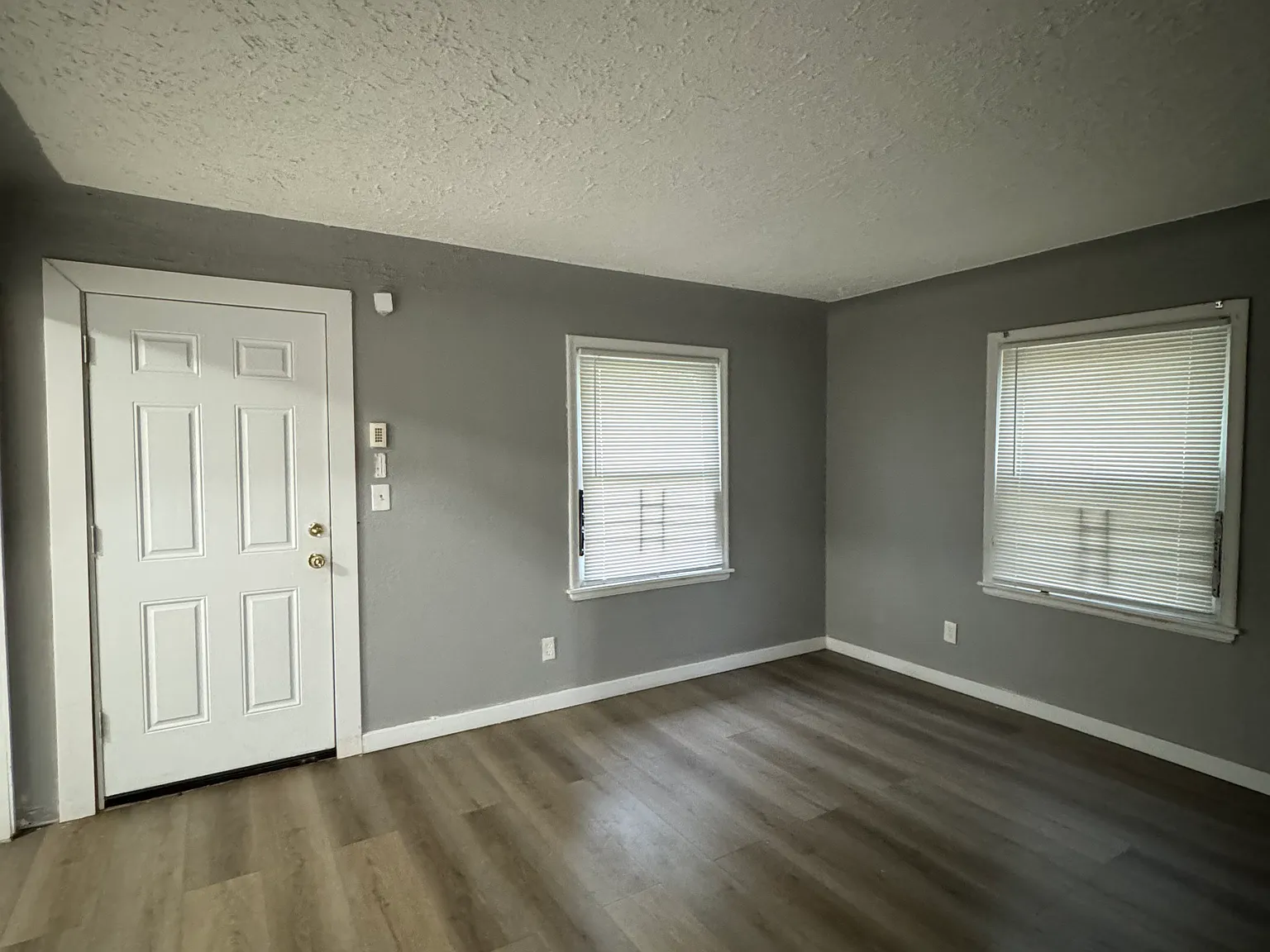 3 bed, 900 sqft, $1,200 — Photo 3
