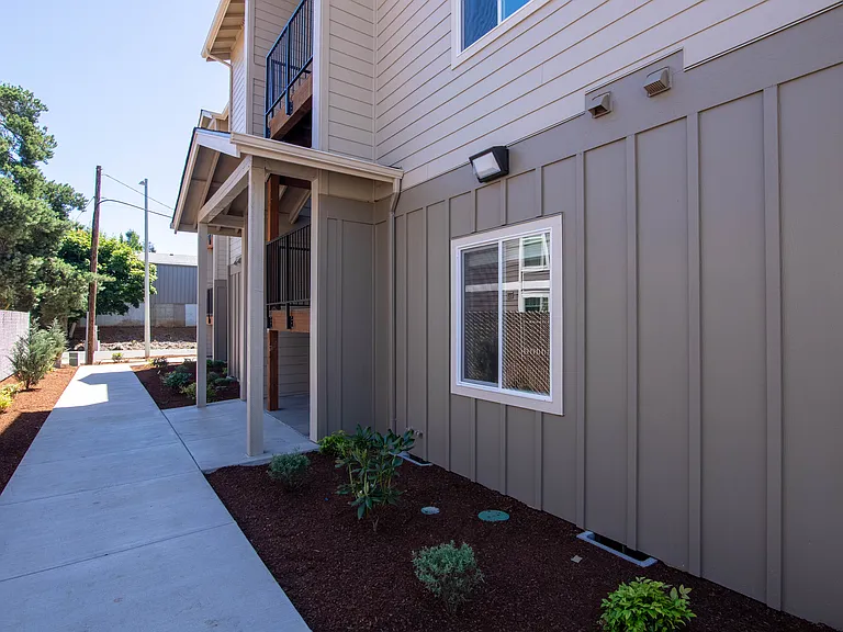 1425 Mildred Ln SE — Photo 4