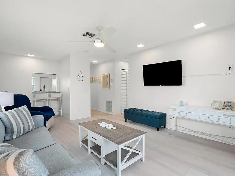 336 Hernando St #D — Photo 8