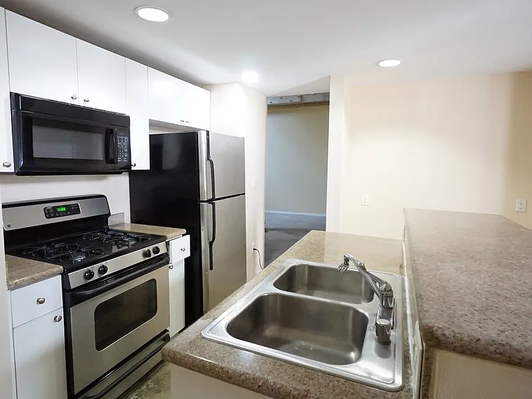 922 W 23rd St #103 — Photo 6