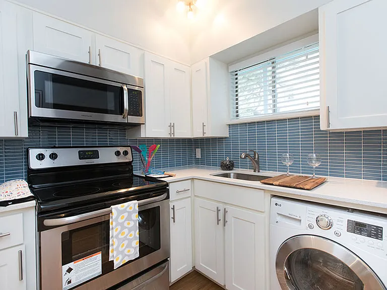 3008 Cedar St — Photo 5