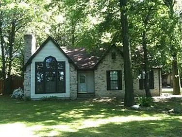 15022 Darrow Rd photo 1