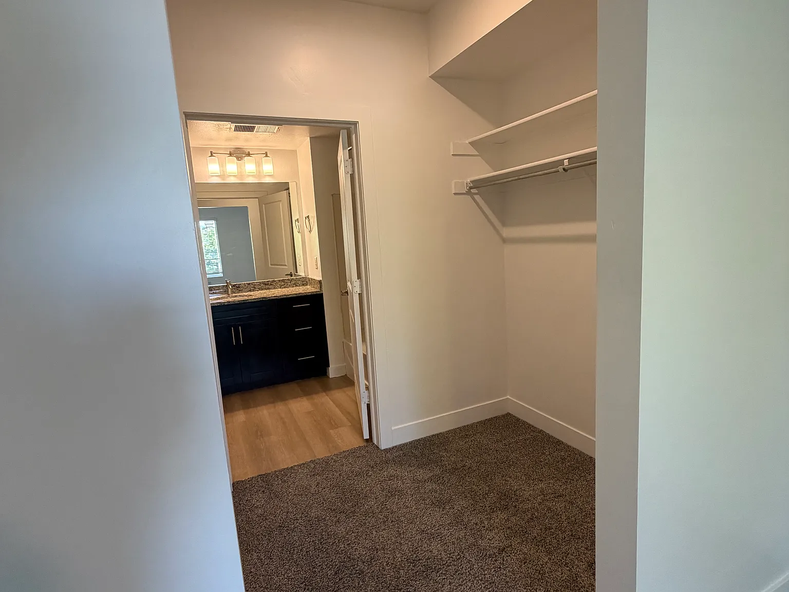 2 bed, 965 sqft, $1,637 — Photo 4