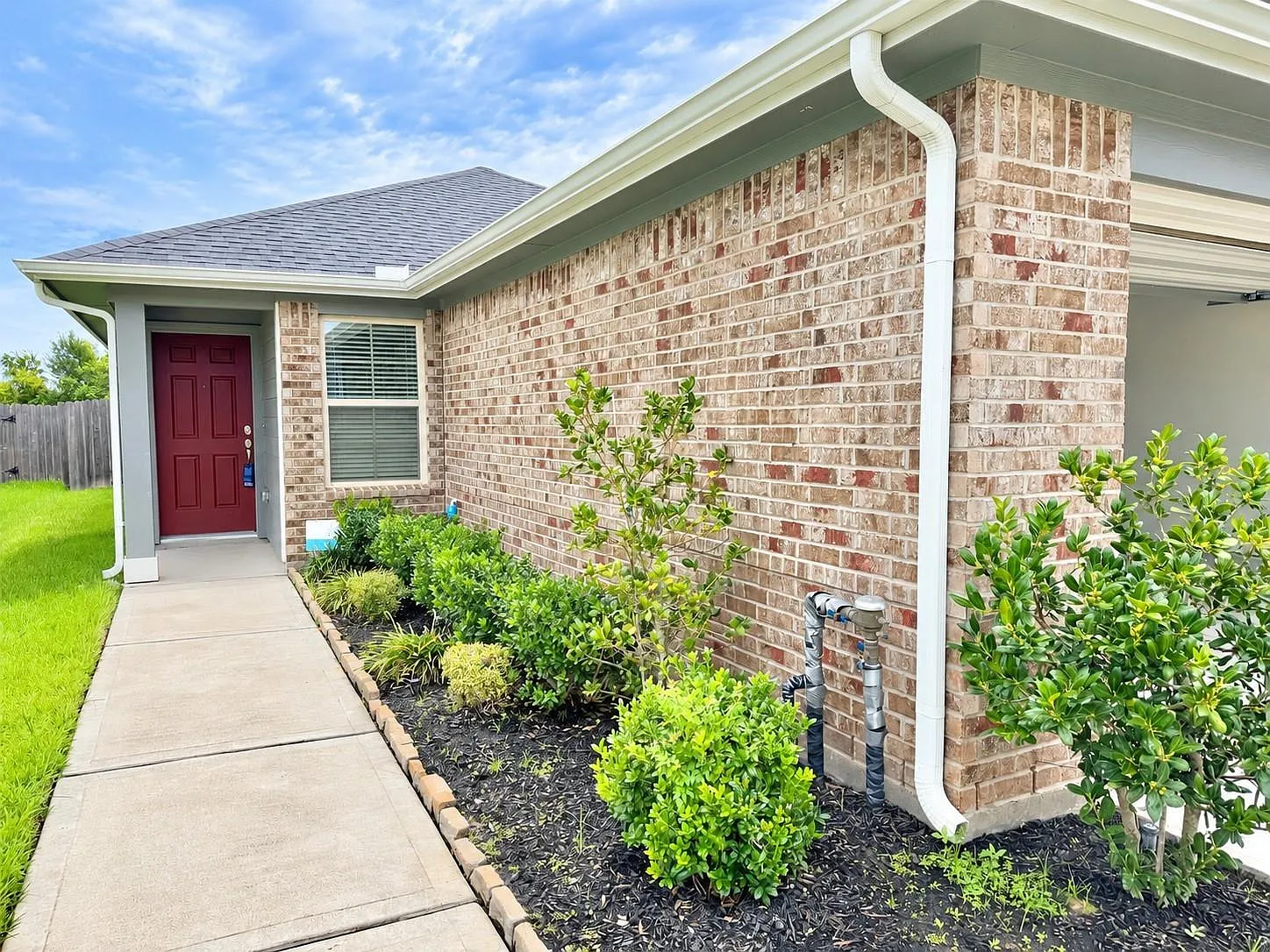 3 bed, 2.0 bath, 1415 sqft, $2,050 — Photo 2