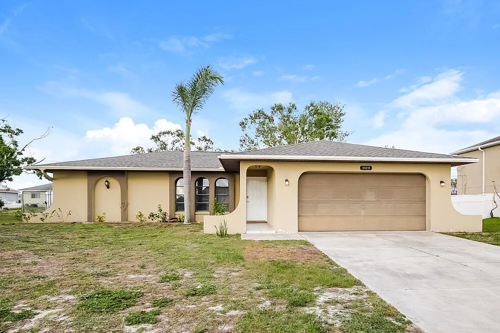 3 bed, 2.0 bath, 1226 sqft, $2,015 — Photo 1