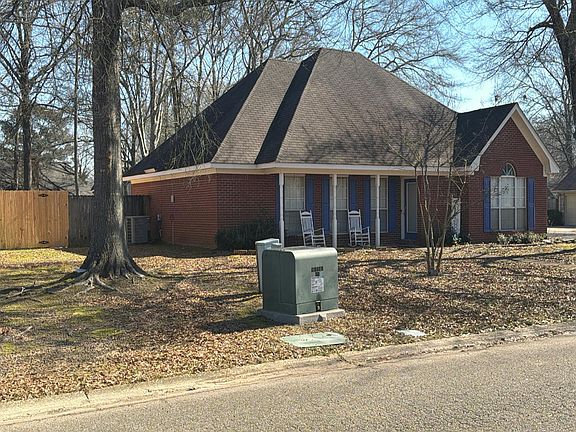 3rd image of 10 Charleston Cir