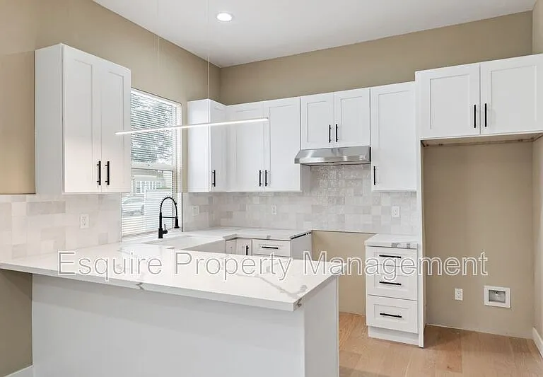549 N Carty Dr — Photo 3