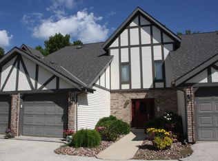 294 Meadowcreek Dr, Pewaukee, WI 53072