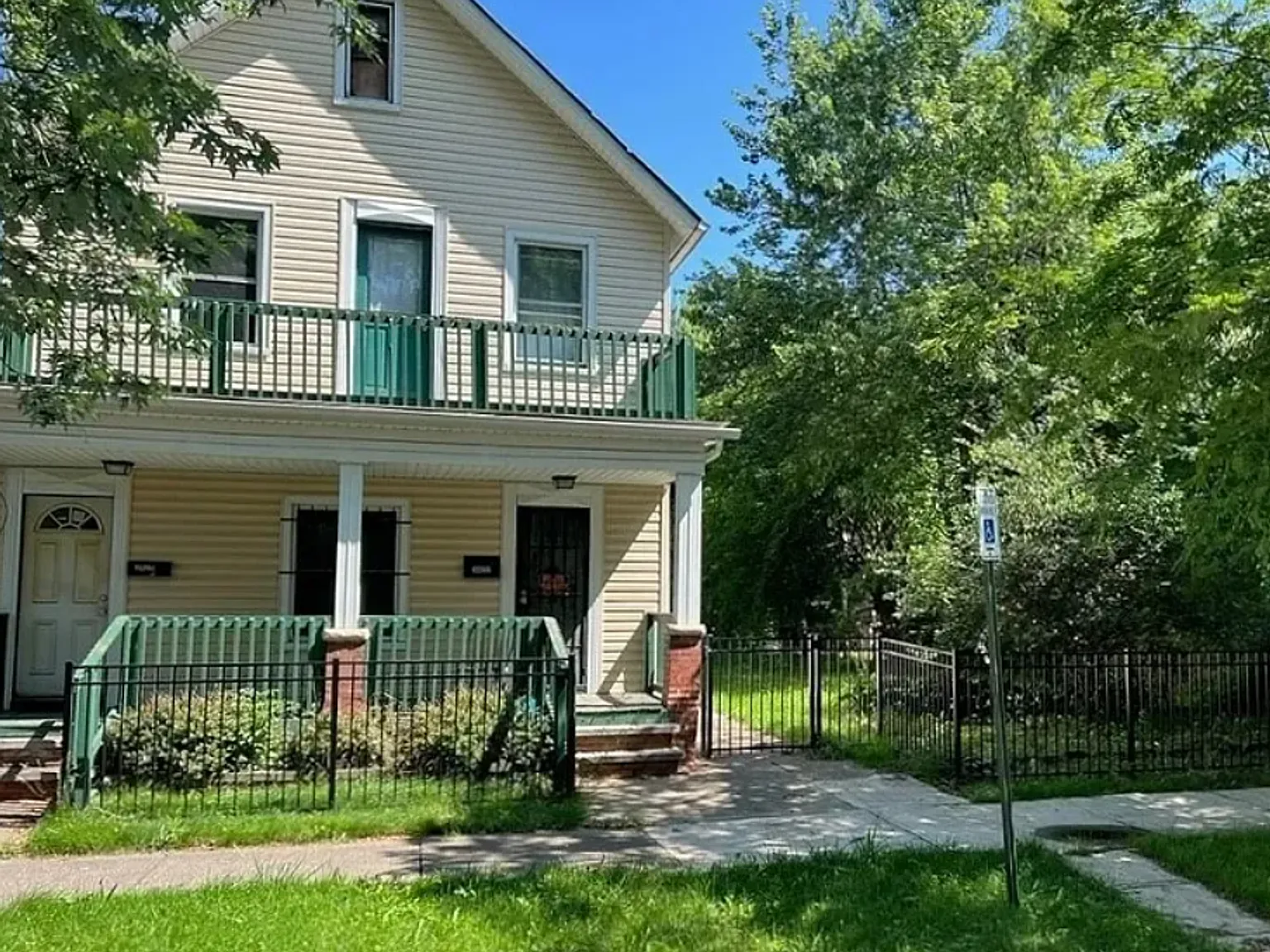 Multi Family Home 3 Bedroom and 1 Bath For Rent — Photo 2