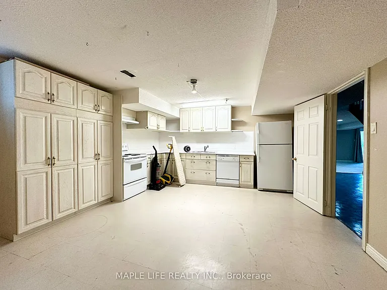 52 Prince Edward Blvd — Photo 37