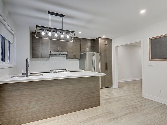 5th image of 2520 Bloor St W #18