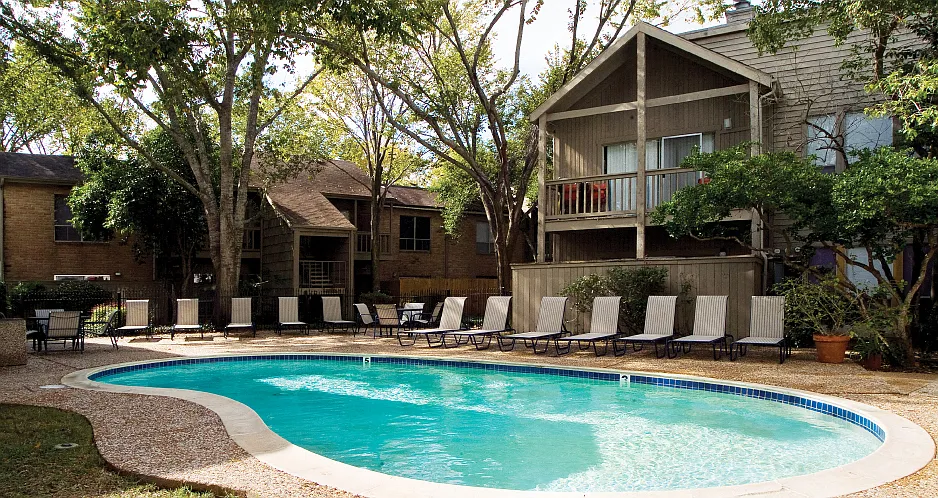 Woodlake Oaks Apartments — Photo 3