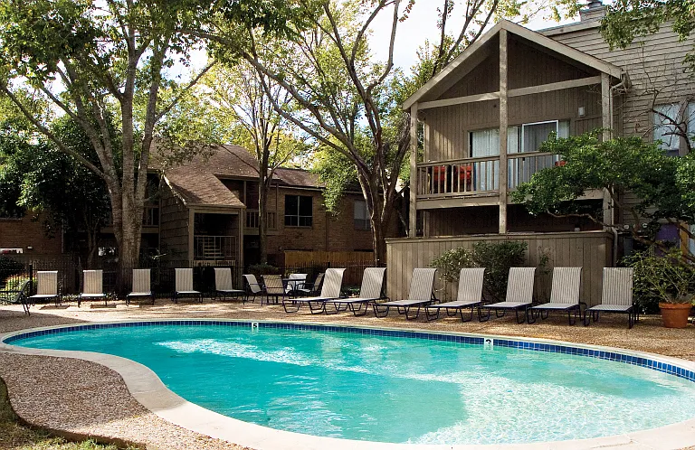 Woodlake Oaks Apartments — Photo 3