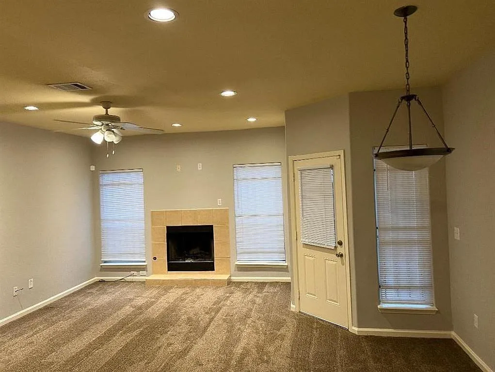 3 bed, 2.5 bath, 1370 sqft, $1,790 — Photo 4
