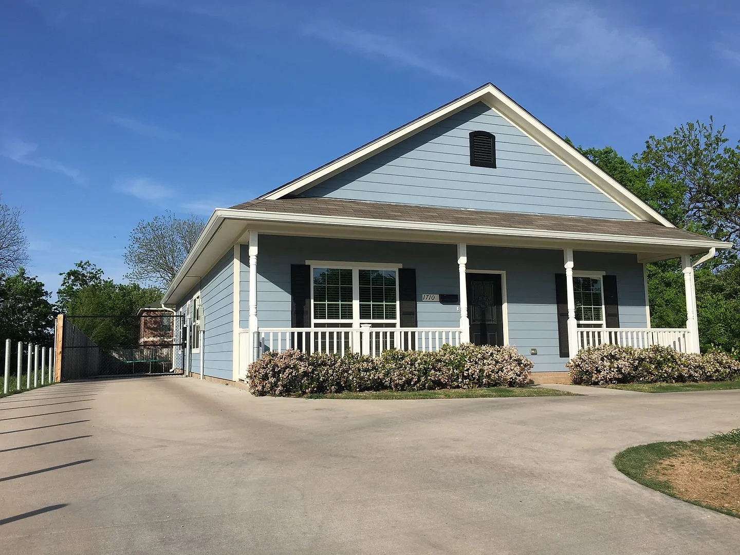 3BR/3BA House Near Campus — Photo 1