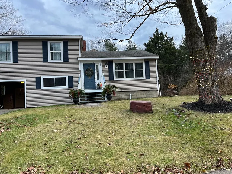 107 Killarney Dr — Photo 2