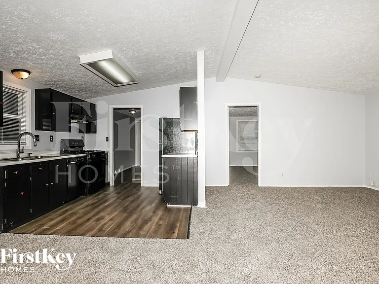4638 N Richardt Ave — Photo 2