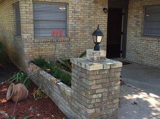 706 N Skylane Dr, Uvalde, TX 78801