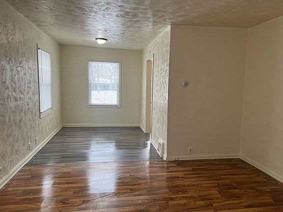 4th image of 127 Laporte Ave