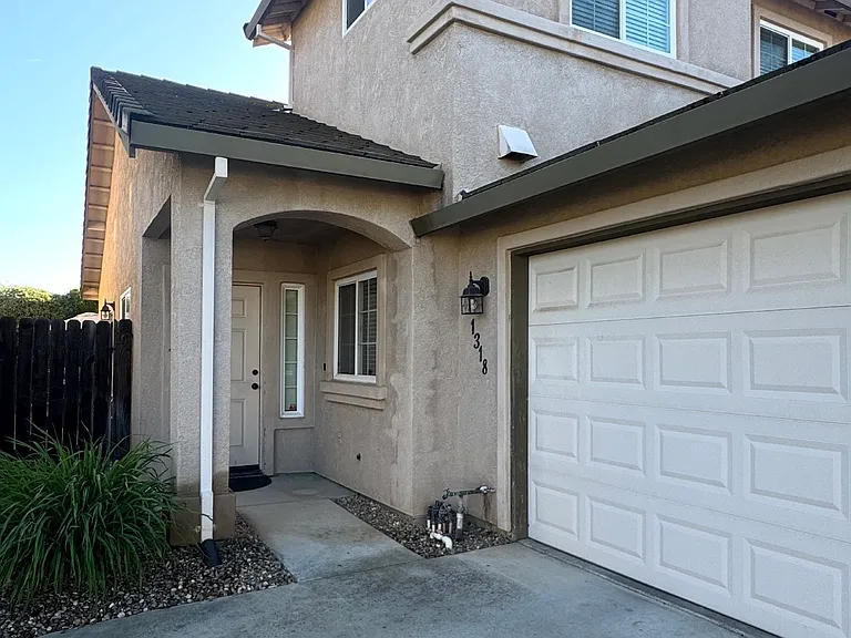 1318 Robinson Ln — Photo 2