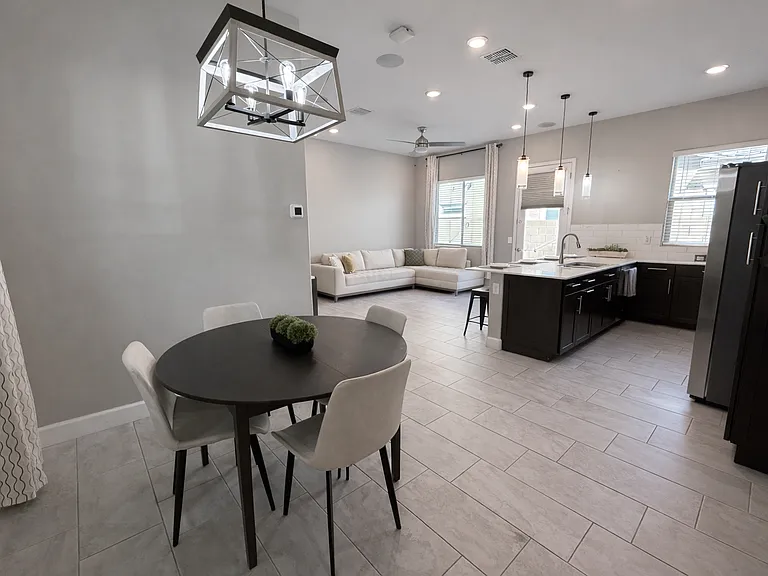 2506 E Pleasant Ln — Photo 3