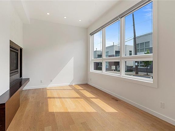 3rd image of 526 Oak St Unit 15