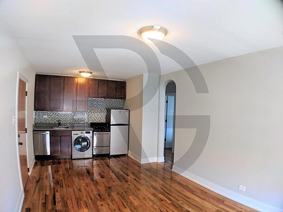 2nd image of 550 W Arlington Pl #550210