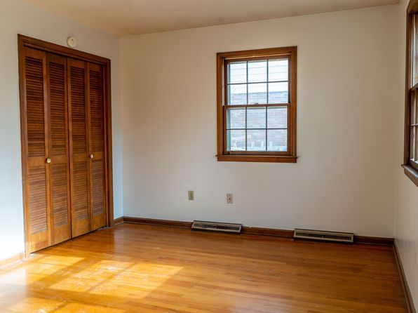 8 E Leslie Ln