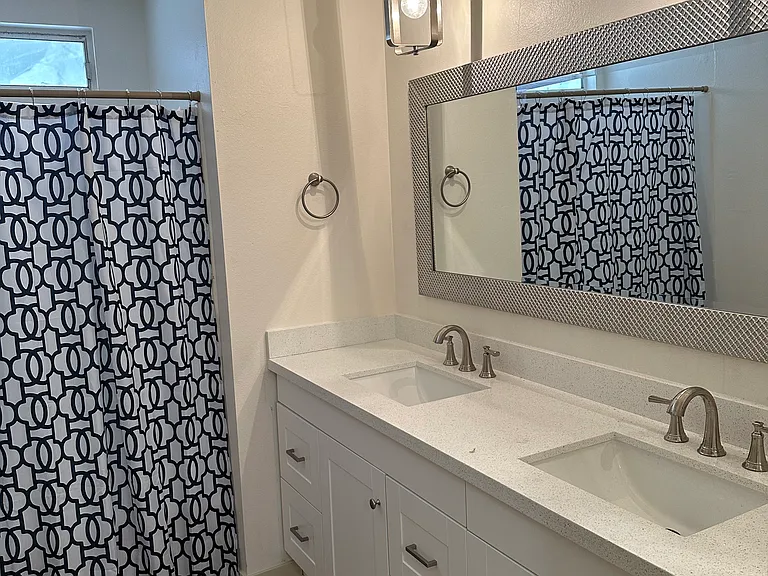2836 E Cortez St — Photo 10