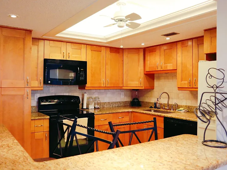 851 Bayway Blvd — Photo 2