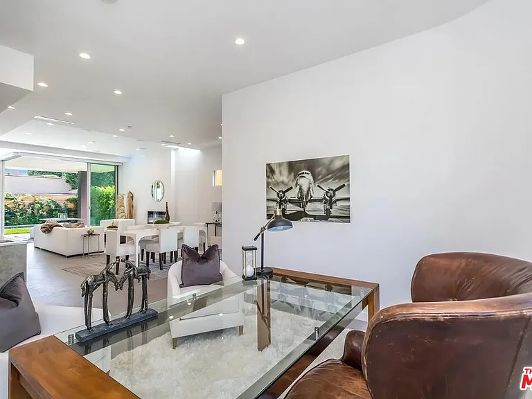8932 Dorrington Ave — Photo 12