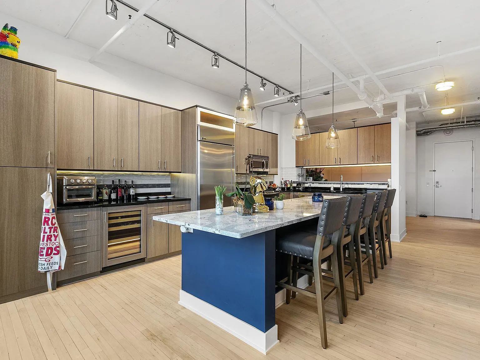 2 bed, 2.0 bath, 2346 sqft, $4,495 — Photo 3