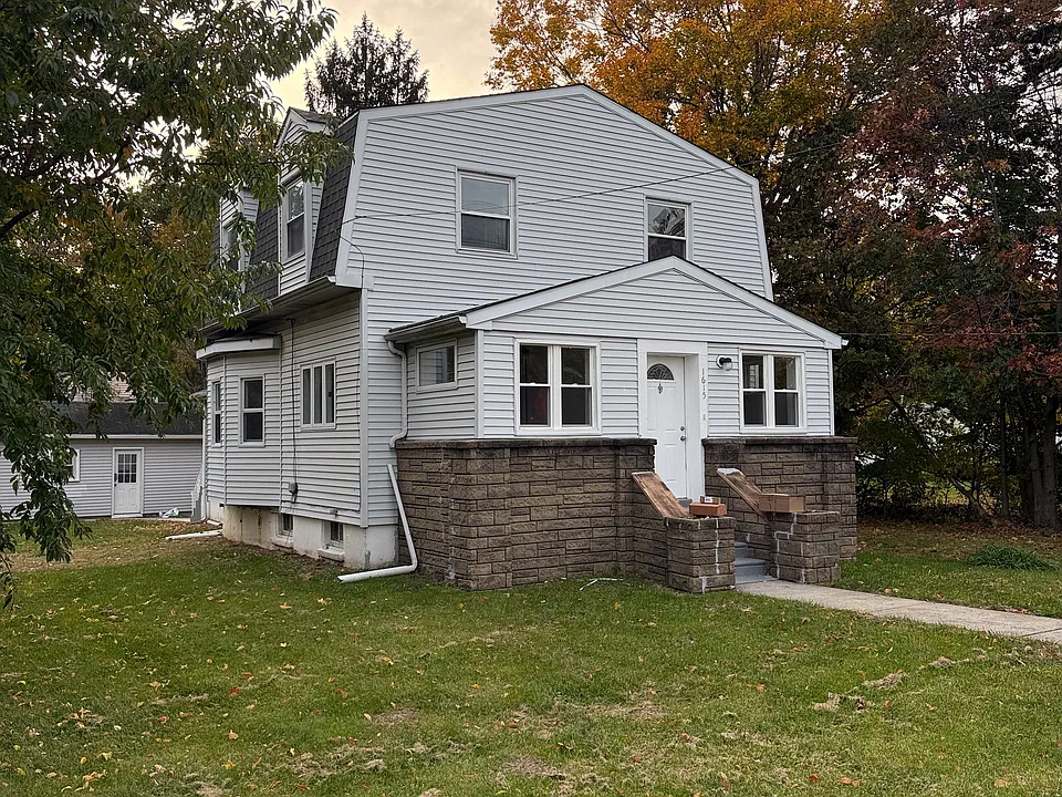 1615 Chapel Ave W