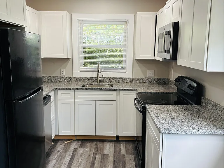 5683 Myrtle St — Photo 8
