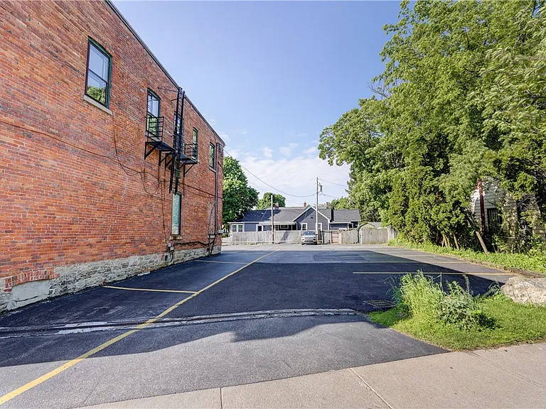 90 Henrietta St #4 — Photo 15