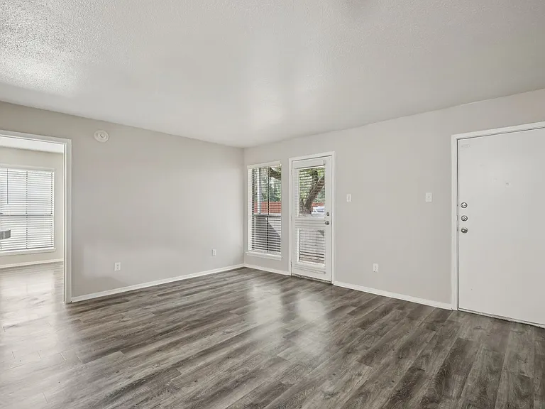 Porterwood Apartments — Photo 26
