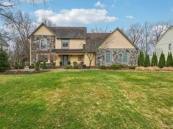 6847 Hubbard Cir, Clarkston, MI 48348