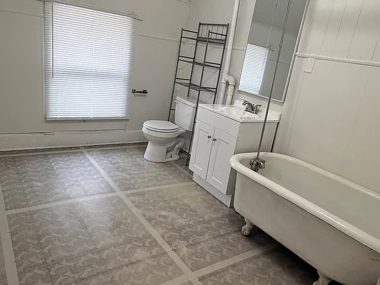 719 W Eureka St #719.5 — Photo 6