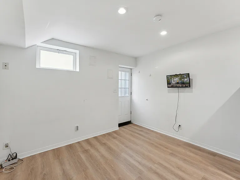 306 L St SE — Photo 18
