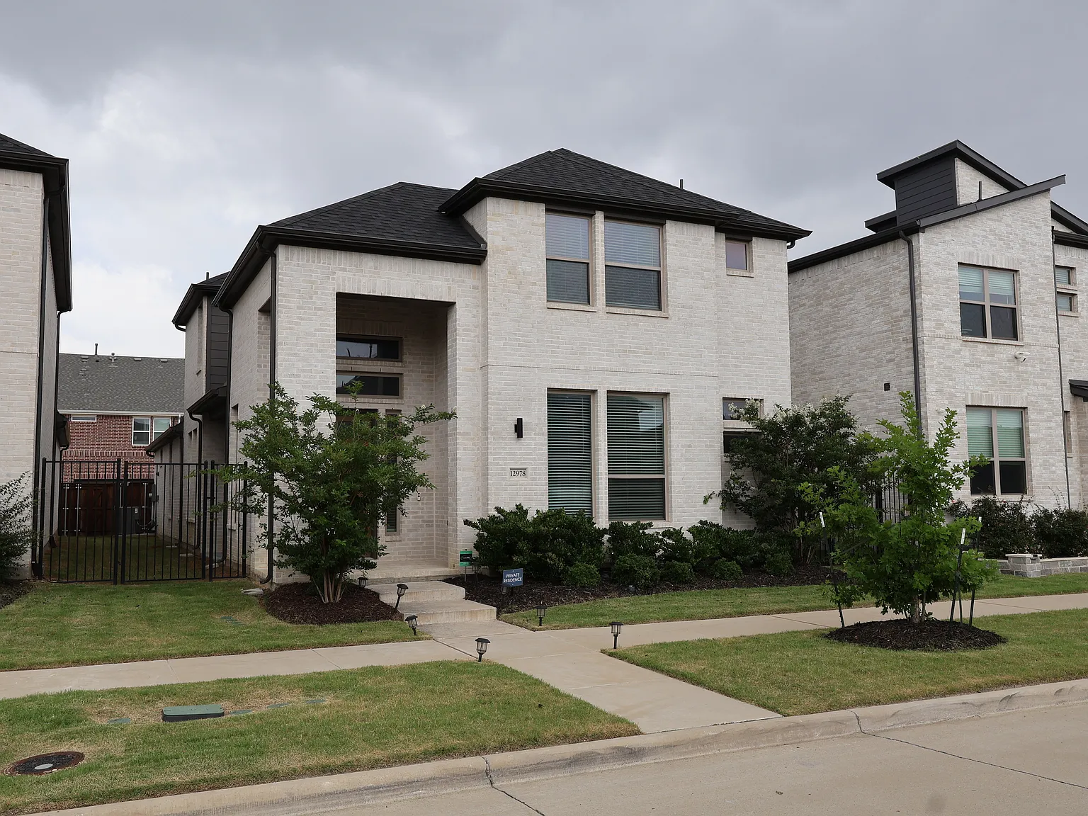 3 bed, 3.5 bath, 2802 sqft, $3,300 — Photo 2