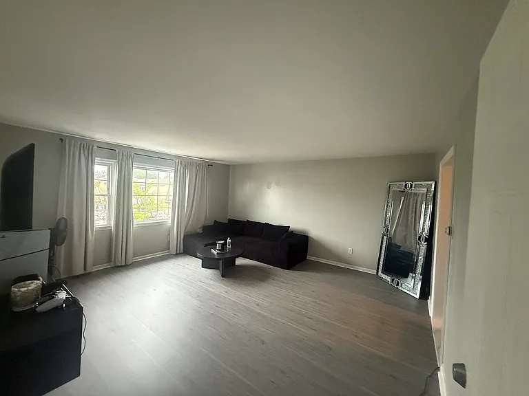 Glenn Dr — Photo 1