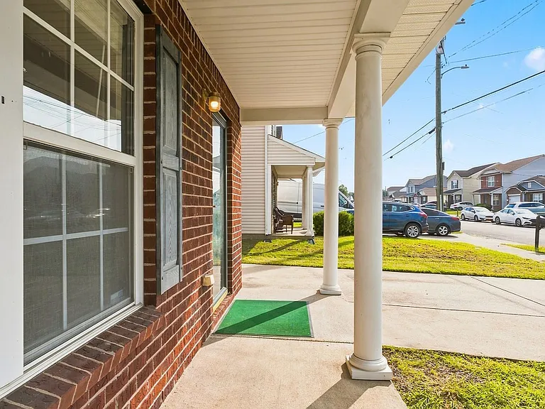 2834 Creekbend Dr — Photo 4
