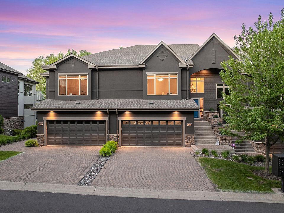 1st image of 671 Willoughby Way E