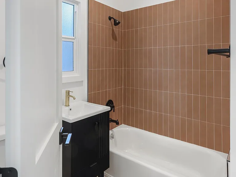 1237 E 1st St #1 — Photo 3